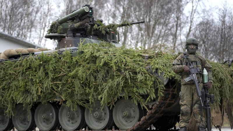 Kanselir Jerman Olaf Scholz telah setuju untuk memasok tank tempur Leopard 2 ke Ukraina. (AP/Moritz Frankenberg)