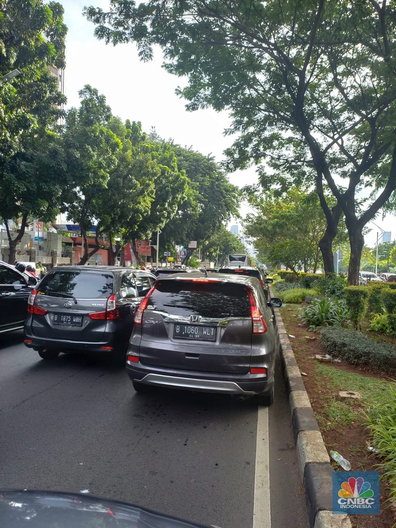 Para kepala desa (kades) kembali demo di depan gedung MPR/DPR RI pagi ini. Polisi mengalihkan arus lalu lintas mengingat massa saat ini sudah memenuhi Jalan Gatot Subroto, Jakarta Pusat. Para kepala desa (kades) kembali demo di depan gedung MPR/DPR RI pagi ini. Polisi mengalihkan arus lalu lintas mengingat massa saat ini sudah memenuhi Jalan Gatot Subroto, Jakarta Pusat. (Instagram @Foto profil tmcpoldametro tmcpoldametro)