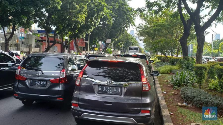 Para kepala desa (kades) kembali demo di depan gedung MPR/DPR RI pagi ini. Polisi mengalihkan arus lalu lintas mengingat massa saat ini sudah memenuhi Jalan Gatot Subroto, Jakarta Pusat. (Instagram @Foto profil tmcpoldametro tmcpoldametro)
