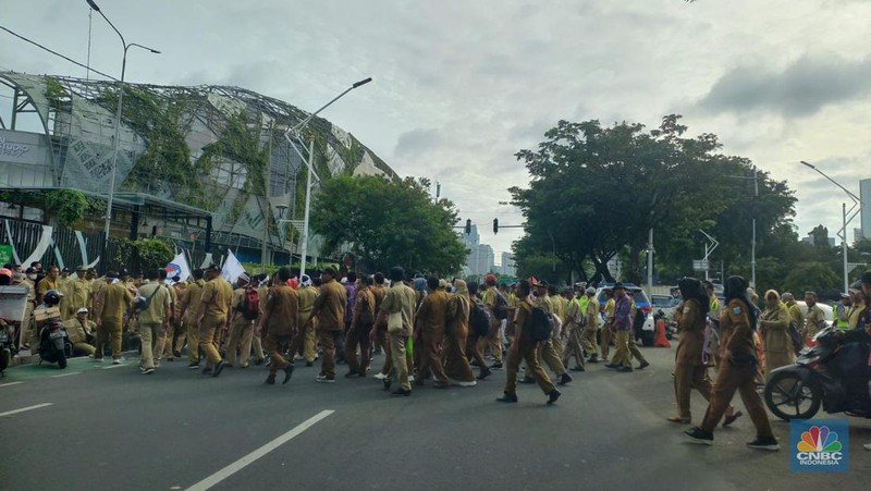 Para kepala desa (kades) kembali demo di depan gedung MPR/DPR RI pagi ini. Polisi mengalihkan arus lalu lintas mengingat massa saat ini sudah memenuhi Jalan Gatot Subroto, Jakarta Pusat. (Instagram @Foto profil tmcpoldametro tmcpoldametro)