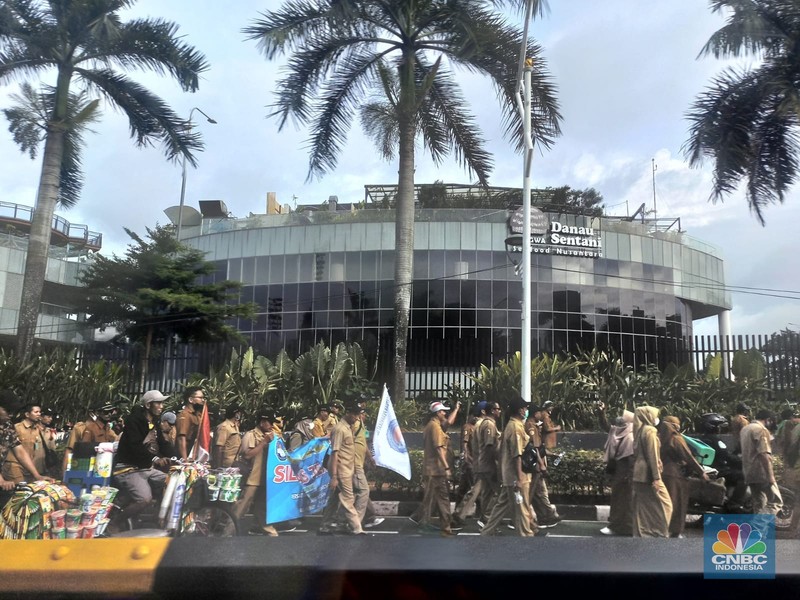 Para kepala desa (kades) kembali demo di depan gedung MPR/DPR RI pagi ini. Polisi mengalihkan arus lalu lintas mengingat massa saat ini sudah memenuhi Jalan Gatot Subroto, Jakarta Pusat. (Instagram @Foto profil tmcpoldametro tmcpoldametro)