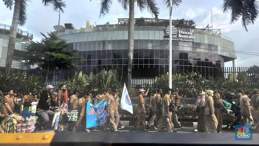 Para kepala desa (kades) kembali demo di depan gedung MPR/DPR RI pagi ini. Polisi mengalihkan arus lalu lintas mengingat massa saat ini sudah memenuhi Jalan Gatot Subroto, Jakarta Pusat. (Instagram @Foto profil tmcpoldametro tmcpoldametro)