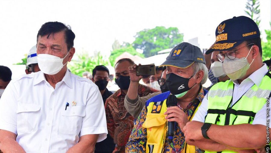 Menteri PUPR Basuki Hadimuljono bersama Menteri Koordinator Bidang Kemaritiman Republik Indonesia Luhut Binsar Pandjaitan, Kepala Kantor Staf Presiden Moeldoko, dan Gubernur DKI Jakarta Anies Baswedan meninjau pembangunan sodetan Ciliwung untuk mengurangi resiko banjir di DKI Jakarta. (Twitter @KemenPU)