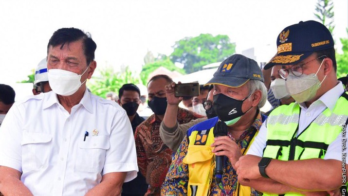 Menteri PUPR Basuki Hadimuljono bersama Menteri Koordinator Bidang Kemaritiman Republik Indonesia Luhut Binsar Pandjaitan, Kepala Kantor Staf Presiden Moeldoko, dan Gubernur DKI Jakarta Anies Baswedan meninjau pembangunan sodetan Ciliwung untuk mengurangi resiko banjir di DKI Jakarta. Menteri PUPR Basuki Hadimuljono bersama Menteri Koordinator Bidang Kemaritiman Republik Indonesia Luhut Binsar Pandjaitan, Kepala Kantor Staf Presiden Moeldoko, dan Gubernur DKI Jakarta Anies Baswedan meninjau pembangunan sodetan Ciliwung untuk mengurangi resiko banjir di DKI Jakarta. (Twitter @KemenPU)