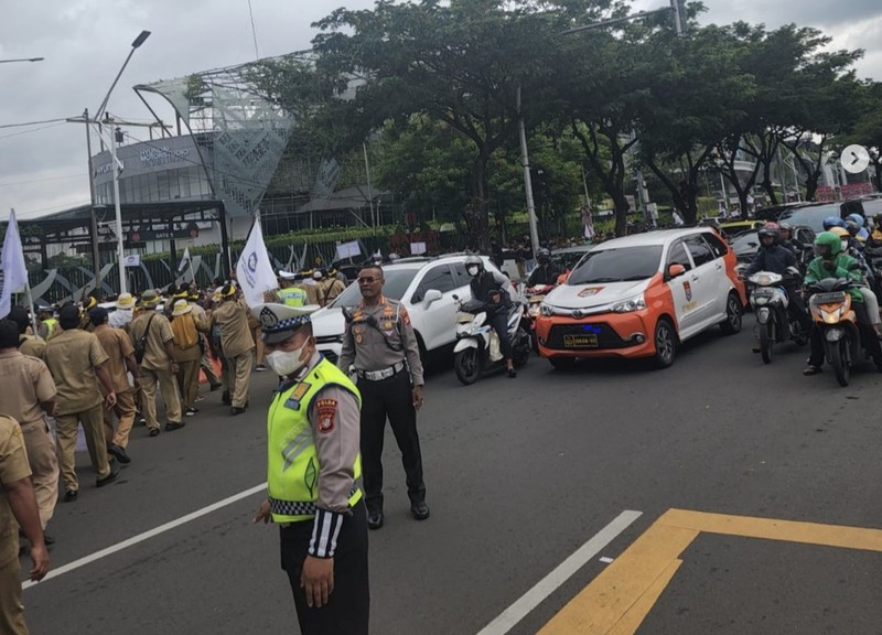 Para kepala desa (kades) kembali demo di depan gedung MPR/DPR RI pagi ini. Polisi mengalihkan arus lalu lintas mengingat massa saat ini sudah memenuhi Jalan Gatot Subroto, Jakarta Pusat. Para kepala desa (kades) kembali demo di depan gedung MPR/DPR RI pagi ini. Polisi mengalihkan arus lalu lintas mengingat massa saat ini sudah memenuhi Jalan Gatot Subroto, Jakarta Pusat. (Instagram @Foto profil tmcpoldametro tmcpoldametro)