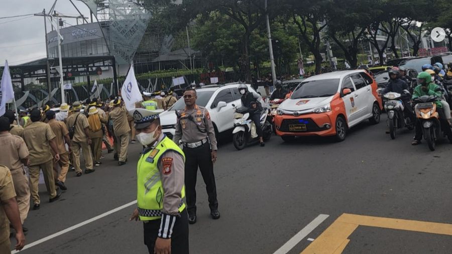 Para kepala desa (kades) kembali demo di depan gedung MPR/DPR RI pagi ini. Polisi mengalihkan arus lalu lintas mengingat massa saat ini sudah memenuhi Jalan Gatot Subroto, Jakarta Pusat. (Instagram @Foto profil tmcpoldametro tmcpoldametro)