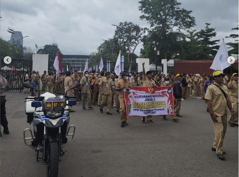 Para kepala desa (kades) kembali demo di depan gedung MPR/DPR RI pagi ini. Polisi mengalihkan arus lalu lintas mengingat massa saat ini sudah memenuhi Jalan Gatot Subroto, Jakarta Pusat. Para kepala desa (kades) kembali demo di depan gedung MPR/DPR RI pagi ini. Polisi mengalihkan arus lalu lintas mengingat massa saat ini sudah memenuhi Jalan Gatot Subroto, Jakarta Pusat. (Instagram @Foto profil tmcpoldametro tmcpoldametro)