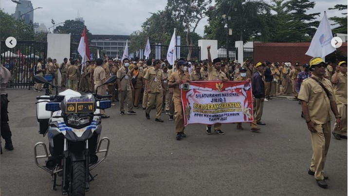Para kepala desa (kades) kembali demo di depan gedung MPR/DPR RI pagi ini. Polisi mengalihkan arus lalu lintas mengingat massa saat ini sudah memenuhi Jalan Gatot Subroto, Jakarta Pusat. Para kepala desa (kades) kembali demo di depan gedung MPR/DPR RI pagi ini. Polisi mengalihkan arus lalu lintas mengingat massa saat ini sudah memenuhi Jalan Gatot Subroto, Jakarta Pusat. (Instagram @Foto profil tmcpoldametro tmcpoldametro)