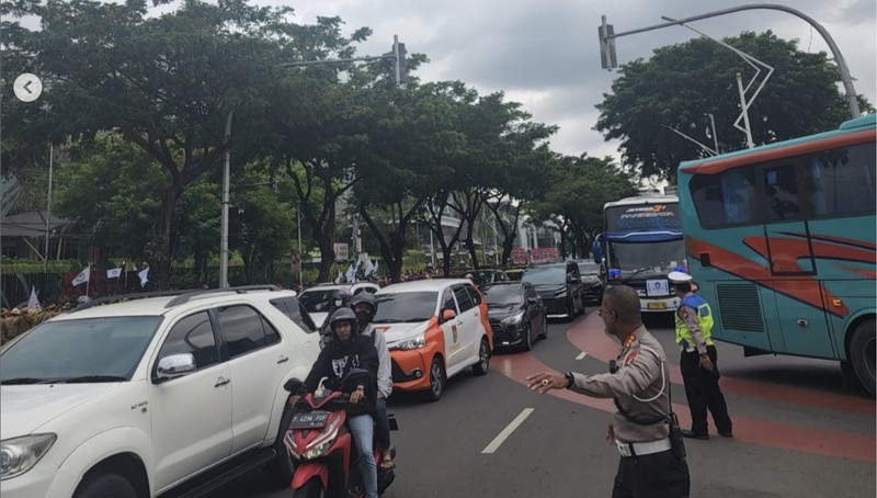 Para kepala desa (kades) kembali demo di depan gedung MPR/DPR RI pagi ini. Polisi mengalihkan arus lalu lintas mengingat massa saat ini sudah memenuhi Jalan Gatot Subroto, Jakarta Pusat. Para kepala desa (kades) kembali demo di depan gedung MPR/DPR RI pagi ini. Polisi mengalihkan arus lalu lintas mengingat massa saat ini sudah memenuhi Jalan Gatot Subroto, Jakarta Pusat. (Instagram @Foto profil tmcpoldametro tmcpoldametro)