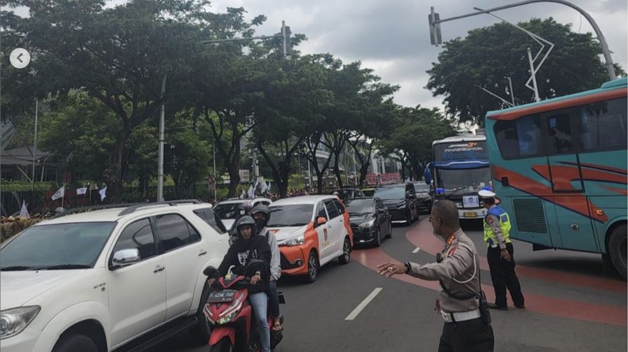 Para kepala desa (kades) kembali demo di depan gedung MPR/DPR RI pagi ini. Polisi mengalihkan arus lalu lintas mengingat massa saat ini sudah memenuhi Jalan Gatot Subroto, Jakarta Pusat. (Instagram @Foto profil tmcpoldametro tmcpoldametro)