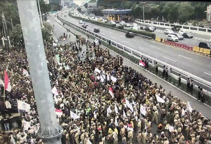 Para kepala desa (kades) kembali demo di depan gedung MPR/DPR RI pagi ini. Polisi mengalihkan arus lalu lintas mengingat massa saat ini sudah memenuhi Jalan Gatot Subroto, Jakarta Pusat. Para kepala desa (kades) kembali demo di depan gedung MPR/DPR RI pagi ini. Polisi mengalihkan arus lalu lintas mengingat massa saat ini sudah memenuhi Jalan Gatot Subroto, Jakarta Pusat. (Instagram @Foto profil tmcpoldametro tmcpoldametro)