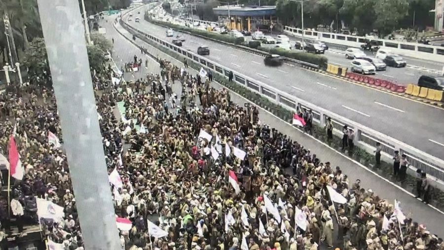 Para kepala desa (kades) kembali demo di depan gedung MPR/DPR RI pagi ini. Polisi mengalihkan arus lalu lintas mengingat massa saat ini sudah memenuhi Jalan Gatot Subroto, Jakarta Pusat. (Instagram @Foto profil tmcpoldametro tmcpoldametro)