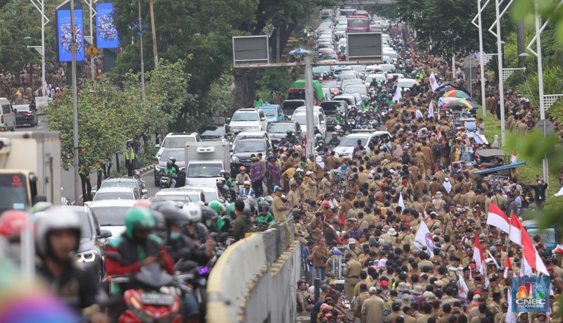 Persatuan Perangkat Desa Indonesia (PPDI) menggelar demonstrasi di depan Gedung DPR, Jakarta, Rabu, (25/1/2023). (CNBC Indonesia/ Muhammad Sabki)