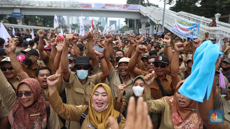 Persatuan Perangkat Desa Indonesia (PPDI) menggelar demonstrasi di depan Gedung DPR, Jakarta, Rabu, (25/1/2023). (CNBC Indonesia/ Muhammad Sabki)