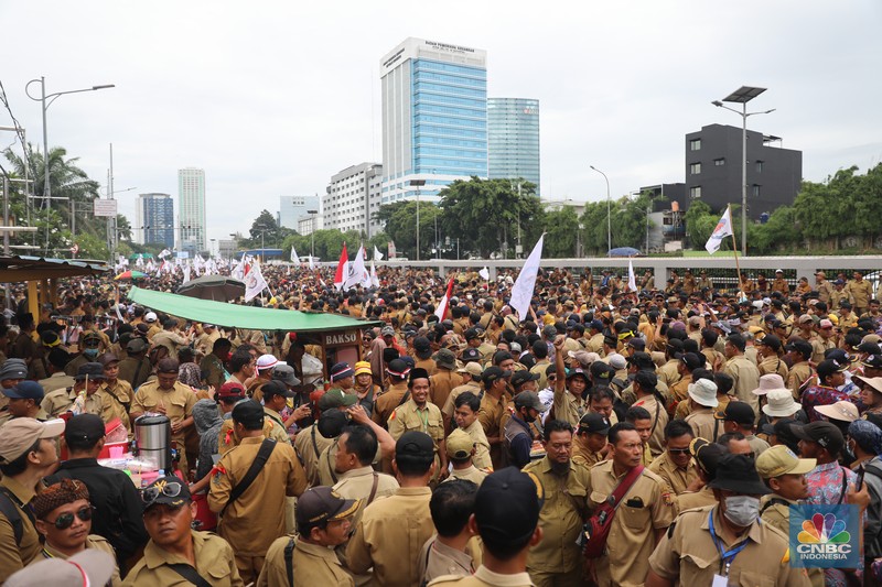 Sejumlah pedagang kaki lima berdagang di lokasi kawasan Senayan , Jakarta, Rabu (25/1/2023). (CNBC Indonesia/ Muhammad Sabki)