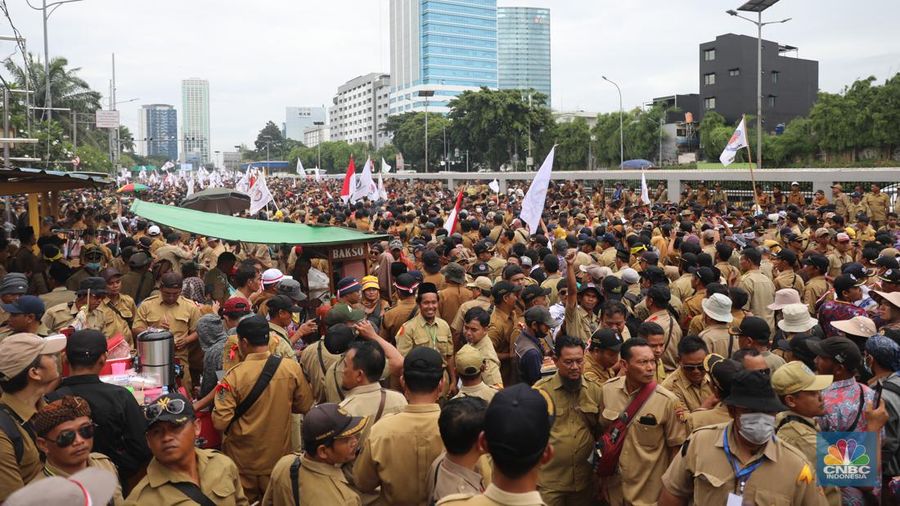 Sejumlah pedagang kaki lima berdagang di lokasi kawasan Senayan , Jakarta, Rabu (25/1/2023). (CNBC Indonesia/ Muhammad Sabki)