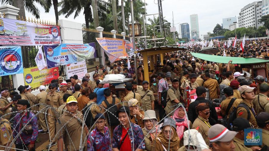 Persatuan Perangkat Desa Indonesia (PPDI) menggelar demonstrasi di depan Gedung DPR, Jakarta, Rabu, (25/1/2023). (CNBC Indonesia/ Muhammad Sabki)