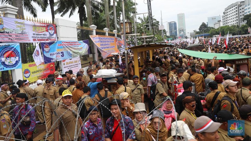 Persatuan Perangkat Desa Indonesia (PPDI) menggelar demonstrasi di depan Gedung DPR, Jakarta, Rabu, (25/1/2023). (CNBC Indonesia/ Muhammad Sabki)