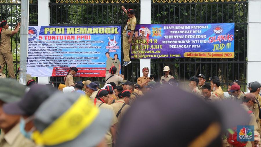 Persatuan Perangkat Desa Indonesia (PPDI) menggelar demonstrasi di depan Gedung DPR, Jakarta, Rabu, (25/1/2023). (CNBC Indonesia/ Muhammad Sabki)