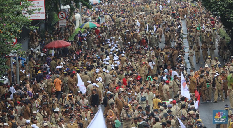 Persatuan Perangkat Desa Indonesia (PPDI) menggelar demonstrasi di depan Gedung DPR, Jakarta, Rabu, (25/1/2023). (CNBC Indonesia/ Muhammad Sabki)