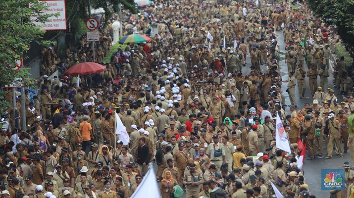 Persatuan Perangkat Desa Indonesia (PPDI) menggelar demonstrasi di depan Gedung DPR, Jakarta, Rabu, (25/1/2023). Persatuan Perangkat Desa Indonesia (PPDI) menggelar demonstrasi di depan Gedung DPR, Jakarta, Rabu, (25/1/2023). (CNBC Indonesia/ Muhammad Sabki)