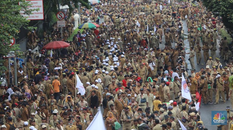 Persatuan Perangkat Desa Indonesia (PPDI) menggelar demonstrasi di depan Gedung DPR, Jakarta, Rabu, (25/1/2023). (CNBC Indonesia/ Muhammad Sabki)