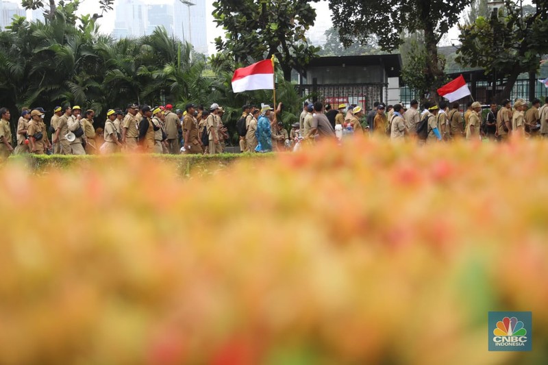 Persatuan Perangkat Desa Indonesia (PPDI) menggelar demonstrasi di depan Gedung DPR, Jakarta, Rabu, (25/1/2023). Persatuan Perangkat Desa Indonesia (PPDI) menggelar demonstrasi di depan Gedung DPR, Jakarta, Rabu, (25/1/2023). (CNBC Indonesia/ Muhammad Sabki)