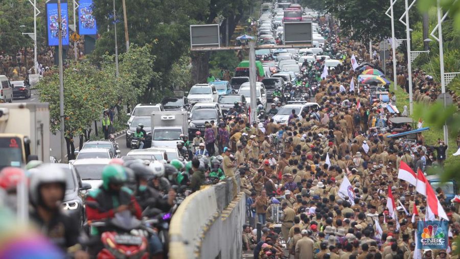 Persatuan Perangkat Desa Indonesia (PPDI) menggelar demonstrasi di depan Gedung DPR, Jakarta, Rabu, (25/1/2023). (CNBC Indonesia/ Muhammad Sabki)