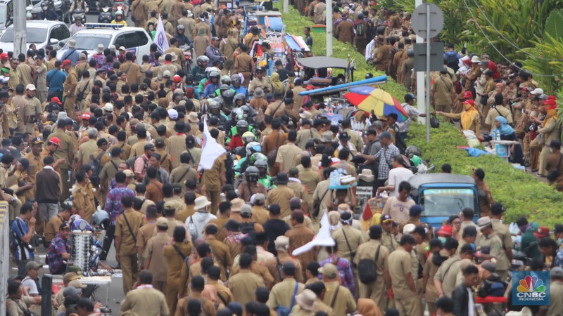 Persatuan Perangkat Desa Indonesia (PPDI) menggelar demonstrasi di depan Gedung DPR, Jakarta, Rabu, (25/1/2023). Persatuan Perangkat Desa Indonesia (PPDI) menggelar demonstrasi di depan Gedung DPR, Jakarta, Rabu, (25/1/2023). (CNBC Indonesia/ Muhammad Sabki)