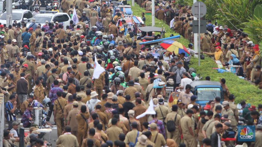 Persatuan Perangkat Desa Indonesia (PPDI) menggelar demonstrasi di depan Gedung DPR, Jakarta, Rabu, (25/1/2023). (CNBC Indonesia/ Muhammad Sabki)