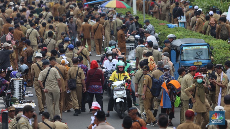 Persatuan Perangkat Desa Indonesia (PPDI) menggelar demonstrasi di depan Gedung DPR, Jakarta, Rabu, (25/1/2023). (CNBC Indonesia/ Muhammad Sabki)
