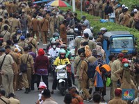 Kasihan! Seorang Pengendara Motor Terhimpit Demo Besar di DKI