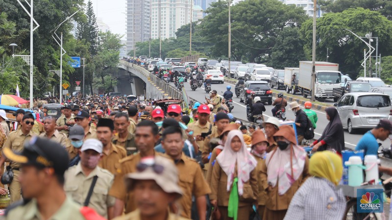 Persatuan Perangkat Desa Indonesia (PPDI) menggelar demonstrasi di depan Gedung DPR, Jakarta, Rabu, (25/1/2023). (CNBC Indonesia/ Muhammad Sabki)