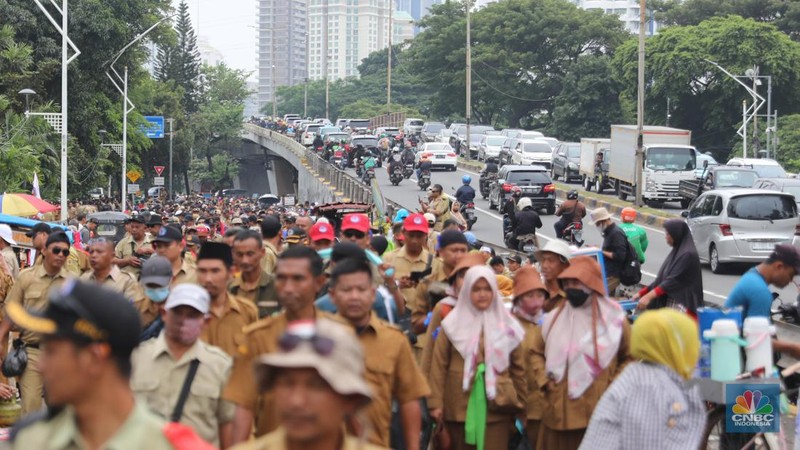 Persatuan Perangkat Desa Indonesia (PPDI) menggelar demonstrasi di depan Gedung DPR, Jakarta, Rabu, (25/1/2023). (CNBC Indonesia/ Muhammad Sabki)
