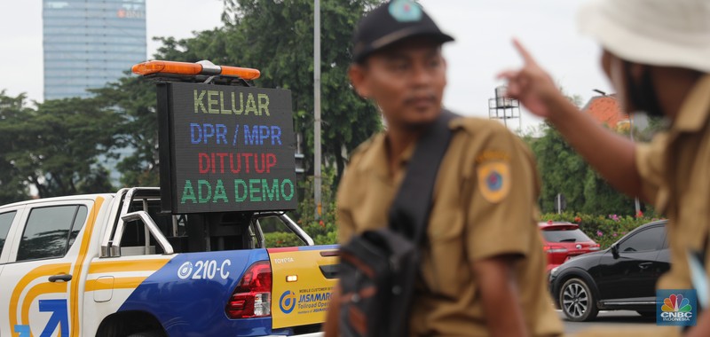 Persatuan Perangkat Desa Indonesia (PPDI) menggelar demonstrasi di depan Gedung DPR, Jakarta, Rabu, (25/1/2023). Persatuan Perangkat Desa Indonesia (PPDI) menggelar demonstrasi di depan Gedung DPR, Jakarta, Rabu, (25/1/2023). (CNBC Indonesia/ Muhammad Sabki)