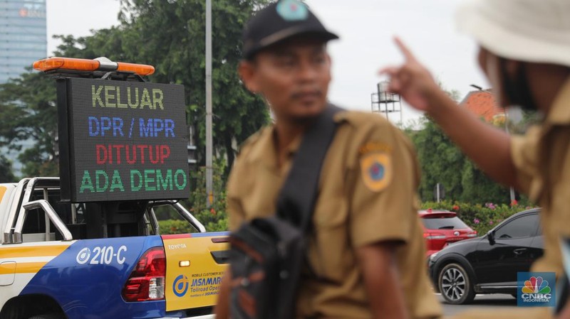 Persatuan Perangkat Desa Indonesia (PPDI) menggelar demonstrasi di depan Gedung DPR, Jakarta, Rabu, (25/1/2023). (CNBC Indonesia/ Muhammad Sabki)