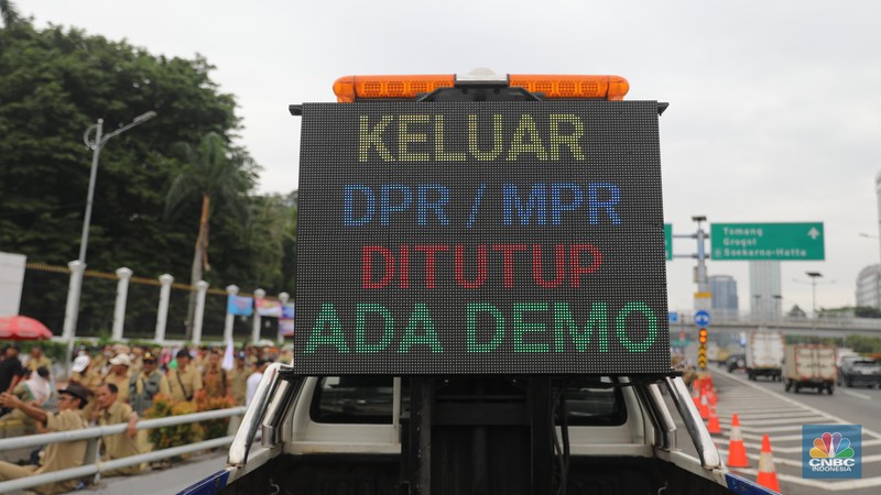 Persatuan Perangkat Desa Indonesia (PPDI) menggelar demonstrasi di depan Gedung DPR, Jakarta, Rabu, (25/1/2023). (CNBC Indonesia/ Muhammad Sabki)
