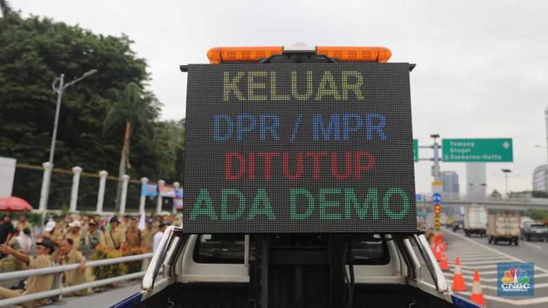 Persatuan Perangkat Desa Indonesia (PPDI) menggelar demonstrasi di depan Gedung DPR, Jakarta, Rabu, (25/1/2023). (CNBC Indonesia/ Muhammad Sabki)