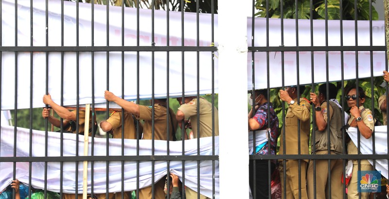 Persatuan Perangkat Desa Indonesia (PPDI) menggelar demonstrasi di depan Gedung DPR, Jakarta, Rabu, (25/1/2023). Persatuan Perangkat Desa Indonesia (PPDI) menggelar demonstrasi di depan Gedung DPR, Jakarta, Rabu, (25/1/2023). (CNBC Indonesia/ Muhammad Sabki)