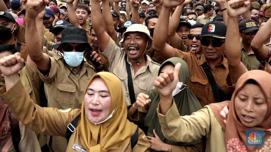 Persatuan Perangkat Desa Indonesia (PPDI) menggelar demonstrasi di depan Gedung DPR, Jakarta, Rabu, (25/1/2023). (CNBC Indonesia/ Muhammad Sabki)