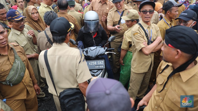 Persatuan Perangkat Desa Indonesia (PPDI) menggelar demonstrasi di depan Gedung DPR, Jakarta, Rabu, (25/1/2023). (CNBC Indonesia/ Muhammad Sabki)