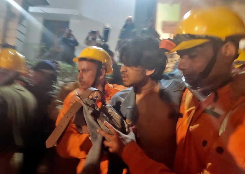 Anggota penyelamat memindahkan puing-puing setelah blok apartemen perumahan runtuh di Lucknow, India, 24 Januari 2023. Anggota penyelamat memindahkan puing-puing setelah blok apartemen perumahan runtuh di Lucknow, India, 24 Januari 2023. (REUTERS/Pawan Kumar)