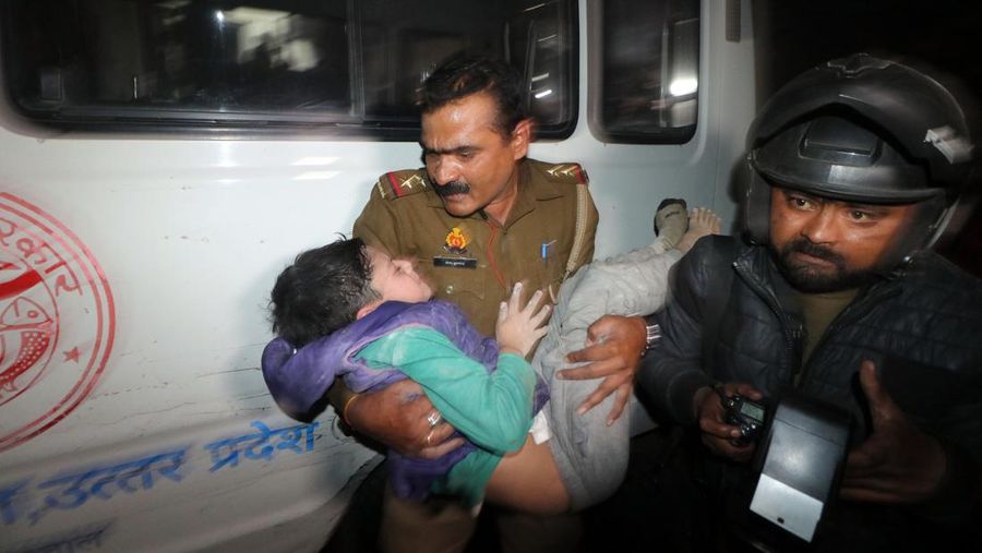 Anggota penyelamat memindahkan puing-puing setelah blok apartemen perumahan runtuh di Lucknow, India, 24 Januari 2023. (REUTERS/Pawan Kumar)