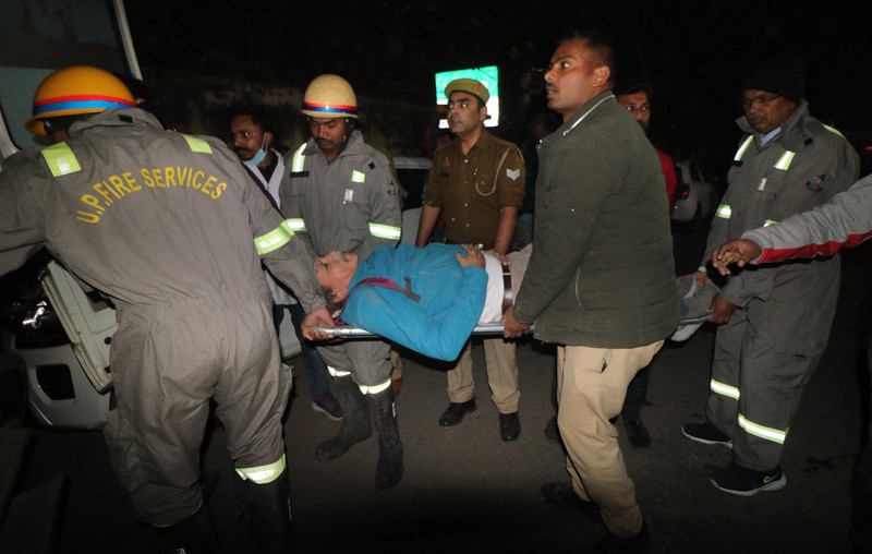 Anggota penyelamat memindahkan puing-puing setelah blok apartemen perumahan runtuh di Lucknow, India, 24 Januari 2023. Anggota penyelamat memindahkan puing-puing setelah blok apartemen perumahan runtuh di Lucknow, India, 24 Januari 2023. (REUTERS/Pawan Kumar)