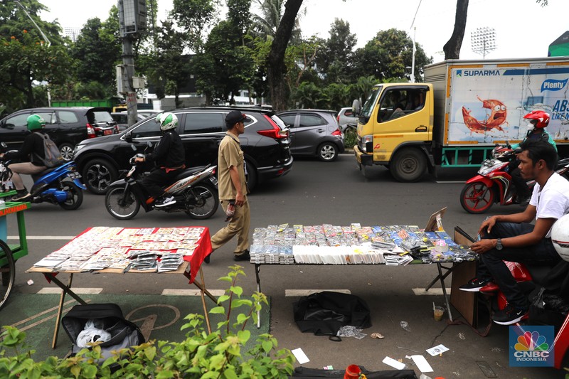 Sejumlah pedagang kaki lima berdagang di lokasi kawasan Senayan , Jakarta, Rabu (25/1/2023). (CNBC Indonesia/ Muhammad Sabki)