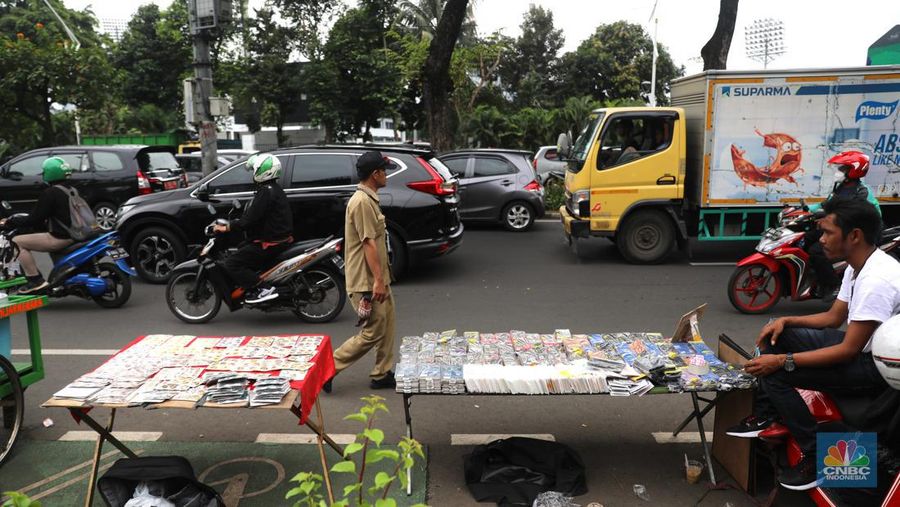 Sejumlah pedagang kaki lima berdagang di lokasi kawasan Senayan , Jakarta, Rabu (25/1/2023). (CNBC Indonesia/ Muhammad Sabki)