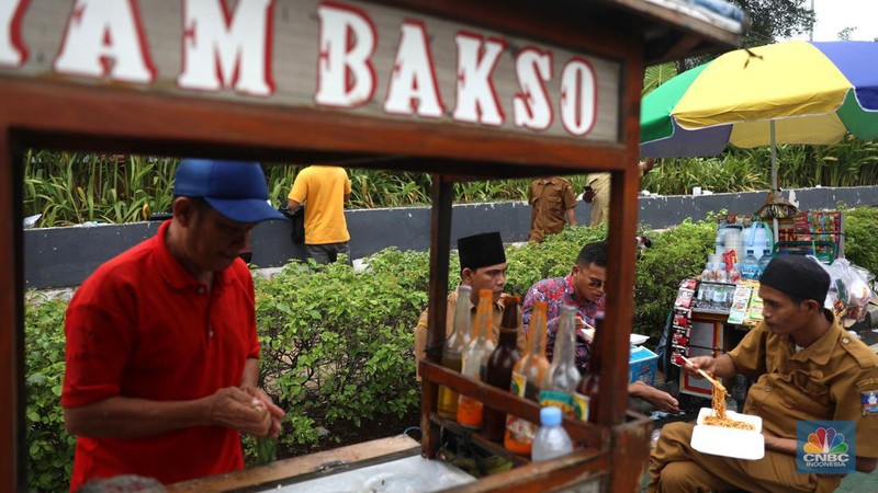 Sejumlah pedagang kaki lima berdagang di lokasi kawasan Senayan , Jakarta, Rabu (25/1/2023). (CNBC Indonesia/ Muhammad Sabki)