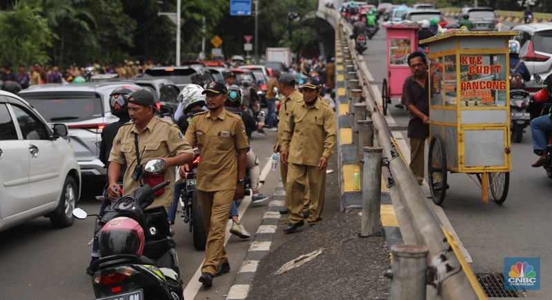 Sejumlah pedagang kaki lima berdagang di lokasi kawasan Senayan , Jakarta, Rabu (25/1/2023). (CNBC Indonesia/ Muhammad Sabki)