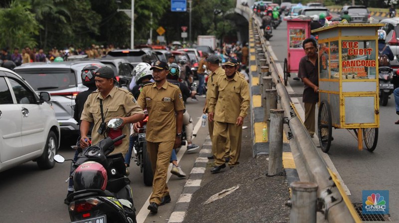 Sejumlah pedagang kaki lima berdagang di lokasi kawasan Senayan , Jakarta, Rabu (25/1/2023). (CNBC Indonesia/ Muhammad Sabki)