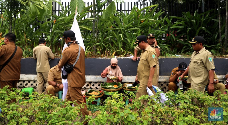 Sejumlah pedagang kaki lima berdagang di lokasi kawasan Senayan , Jakarta, Rabu (25/1/2023). Sejumlah pedagang kaki lima berdagang di lokasi kawasan Senayan , Jakarta, Rabu (25/1/2023). (CNBC Indonesia/ Muhammad Sabki)